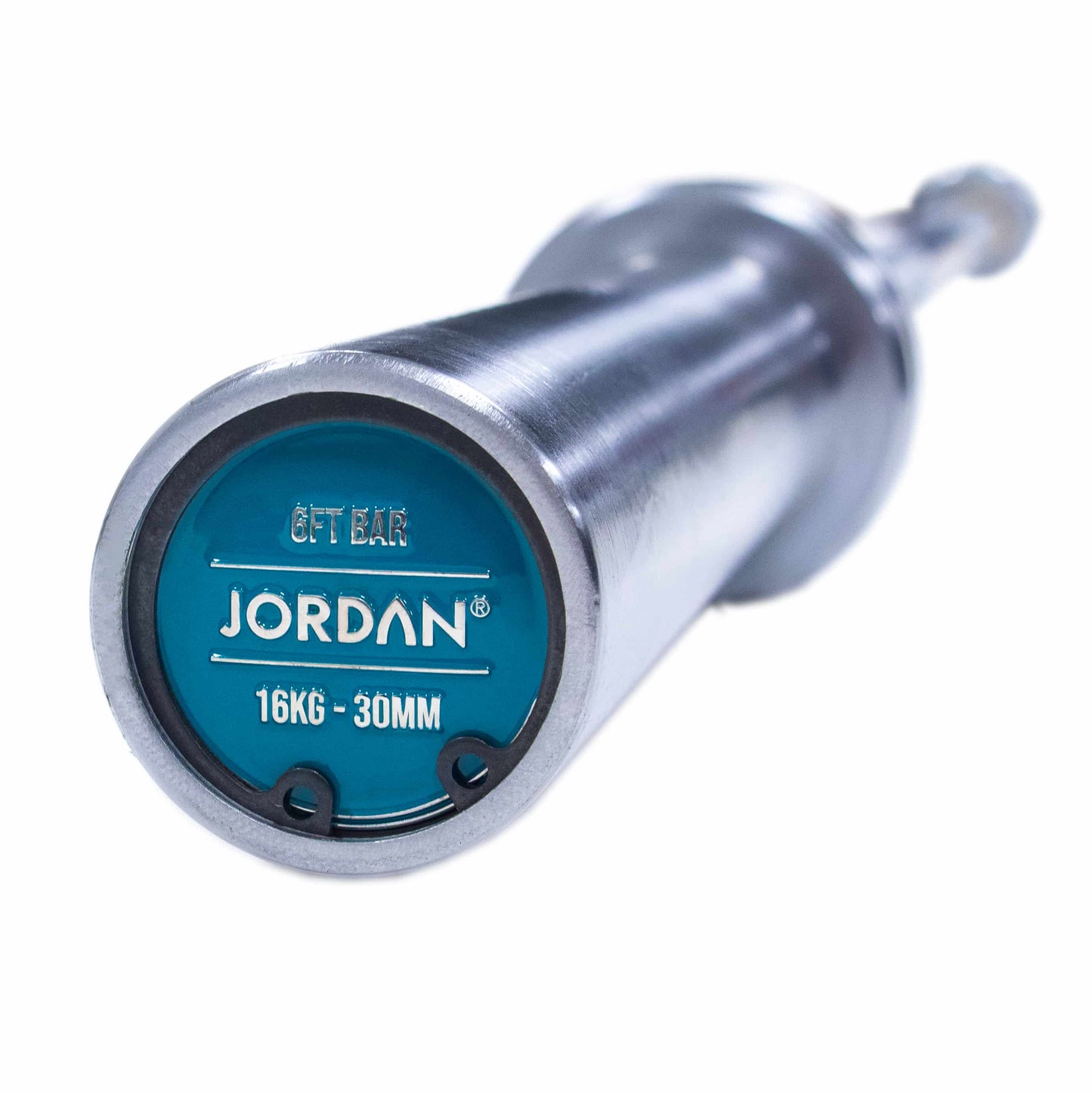 Close-up of a barbell end reveals a blue cap with JORDAN in white, marked 21.5KG - 32MM. The JORDAN Steel Series Straight Olympic Bars With Bearings feature a shiny silver finish and durable build, perfect for versatile athlete training.