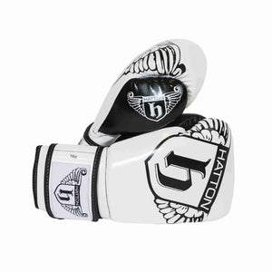 The HATTON BOXING Fitness Gloves Cool Flow PU from Hatton are perfect for sparring. These high-performance white gloves feature black detailing, HATTON and H texts, with Cool Flow technology for comfort. Black stitching and wing-like designs create a striking finish.