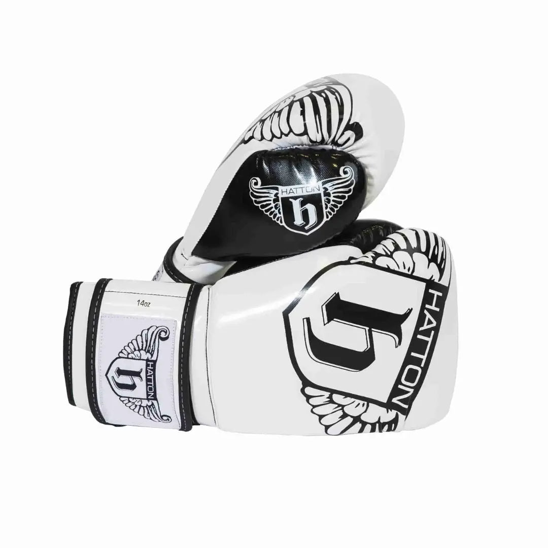 The HATTON BOXING Fitness Gloves Cool Flow PU from Hatton are perfect for sparring. These high-performance white gloves feature black detailing, HATTON and H texts, with Cool Flow technology for comfort. Black stitching and wing-like designs create a striking finish.