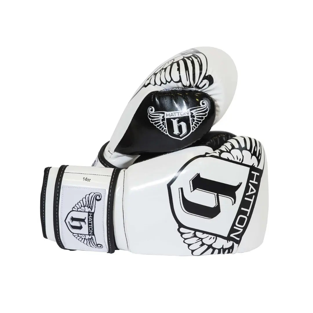 The HATTON BOXING Fitness Gloves Cool Flow PU from Hatton are perfect for sparring. These high-performance white gloves feature black detailing, HATTON and H texts, with Cool Flow technology for comfort. Black stitching and wing-like designs create a striking finish.